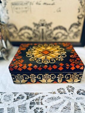 Vintage woven wood trinket box